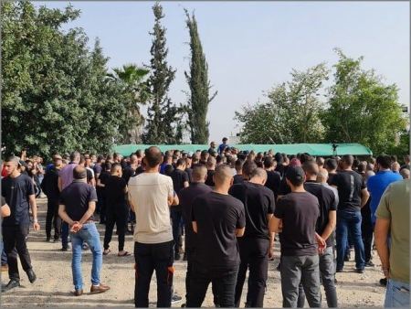 جماهير غفيرة في باقة الغربية تودع الشقيقين شافع وصلاح ابو حسين ضحيتا جريمة اطلاق النار